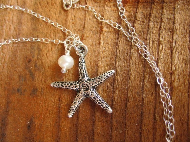 Seestern Und Perlen Halskette - Versilberter Zinn Weiße Süßwasserperle An Einer Sterling Silber Kette von WinterberryJewelry