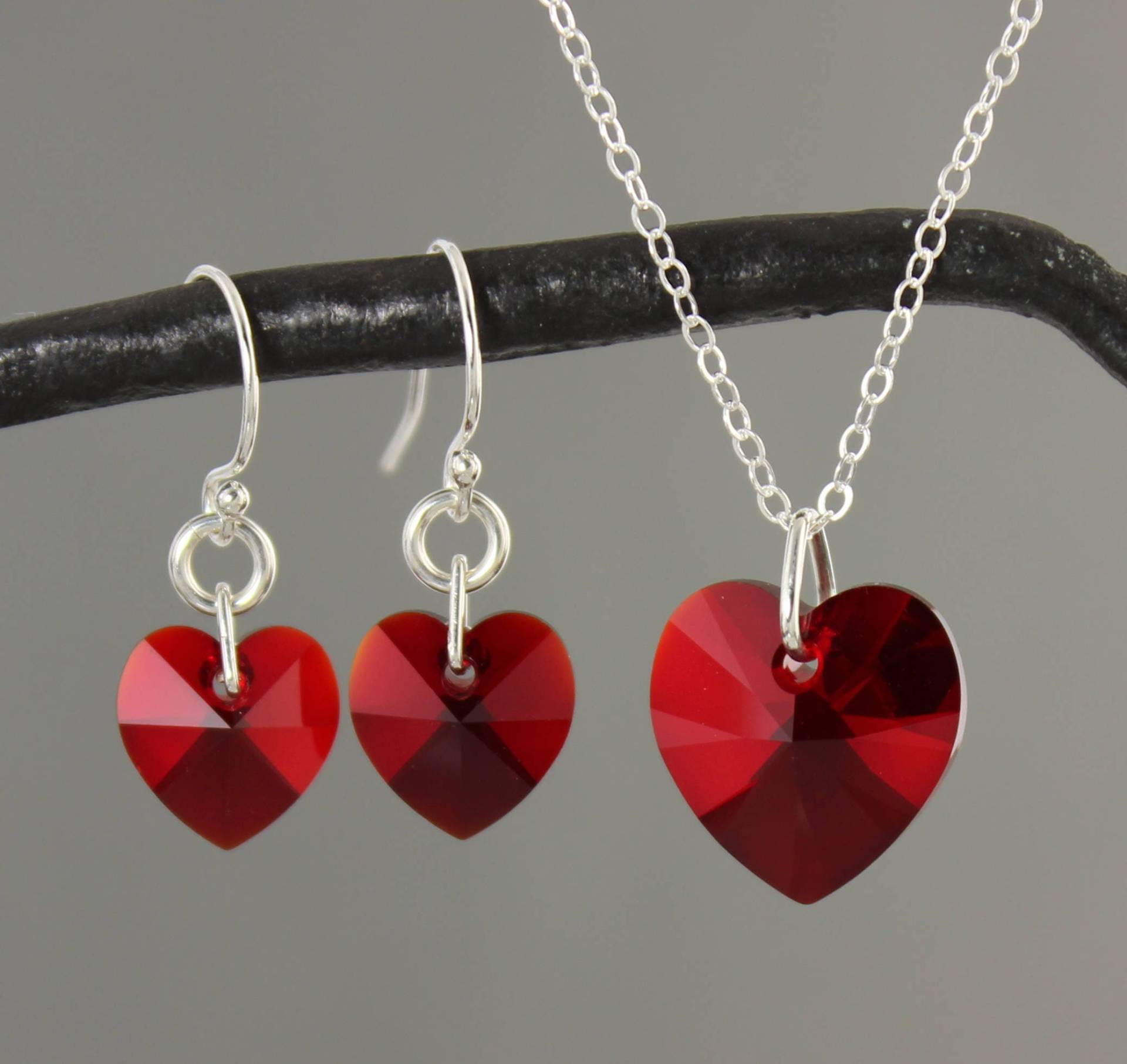 Siam Rubinrotes Herz Halskette & Ohrringe Set -Funkelnder, Leuchtend Roter Swarovski Kristall - Kette Und Ohrhaken Aus Sterling Silber Oder 14K Gold von WinterberryJewelry