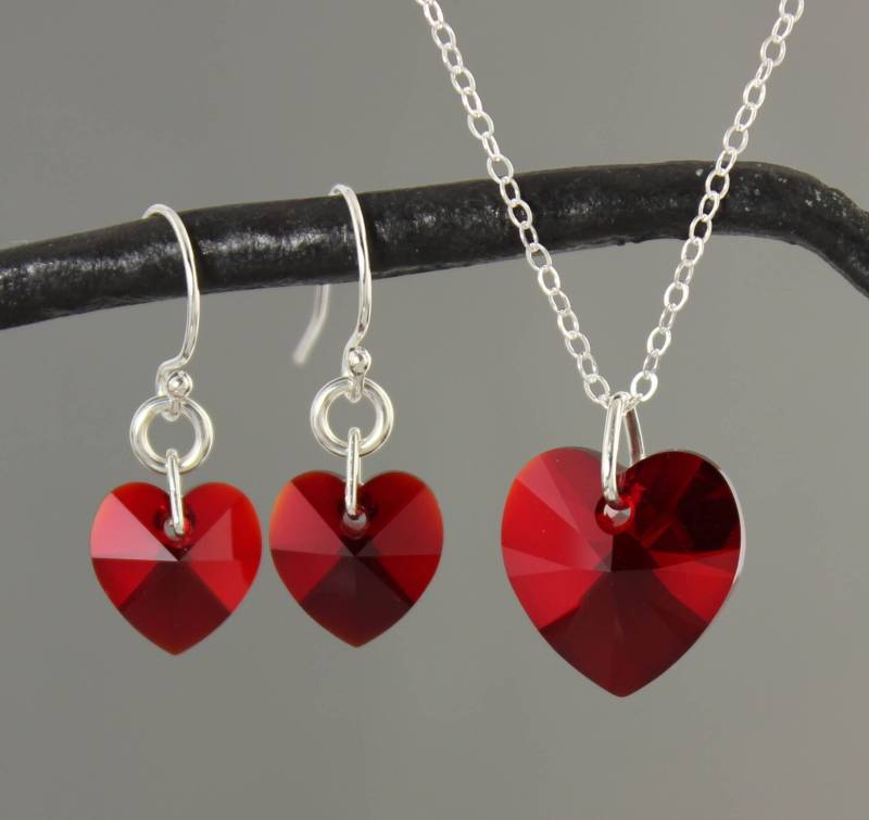 Siam Rubinrotes Herz Halskette & Ohrringe Set -Funkelnder, Leuchtend Roter Swarovski Kristall - Kette Und Ohrhaken Aus Sterling Silber Oder 14K Gold Siam Rubinrotes Herz Halskette & Ohrringe Set -Funkelnder, Leuchtend Roter Swarovski Kristall - Kette Und Ohrhaken Aus Sterling Silber Oder 14K Gold von WinterberryJewelry