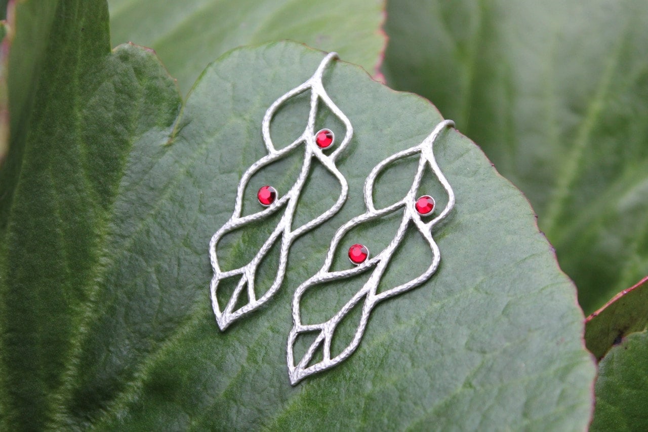 Siam Ruby Matte Silver Leaves Ohrringe - Blattumrisse Mit Roten Kristallen Auch in Gold Oder Schwarz von WinterberryJewelry