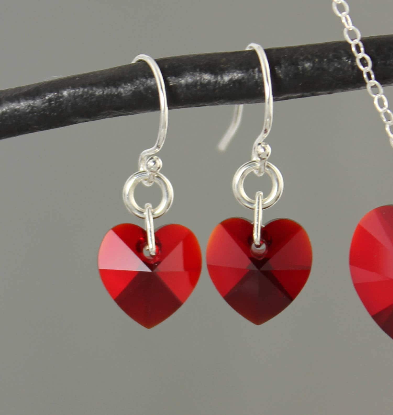 Siam Ruby Red Crystal Herz Ohrringe - Glitzernde Swarovski Kristall Herzen An Sterling Silber Haken von WinterberryJewelry