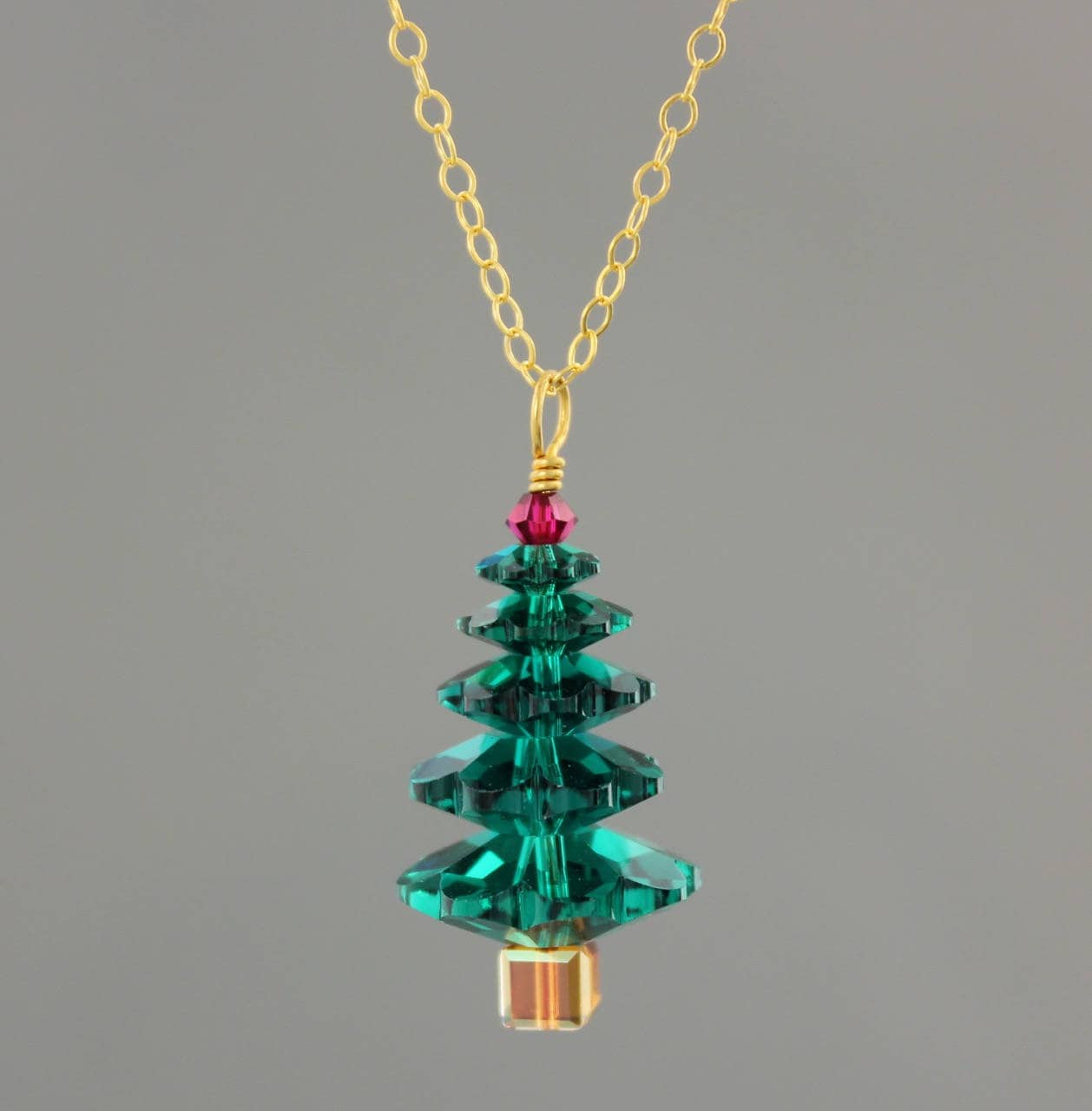 Smaragd Und Rubin Kristall Weihnachtsbaum 14K Gold-Filled Halskette - Grüne Rosarote Kristalle Feiertagsstimmung von WinterberryJewelry