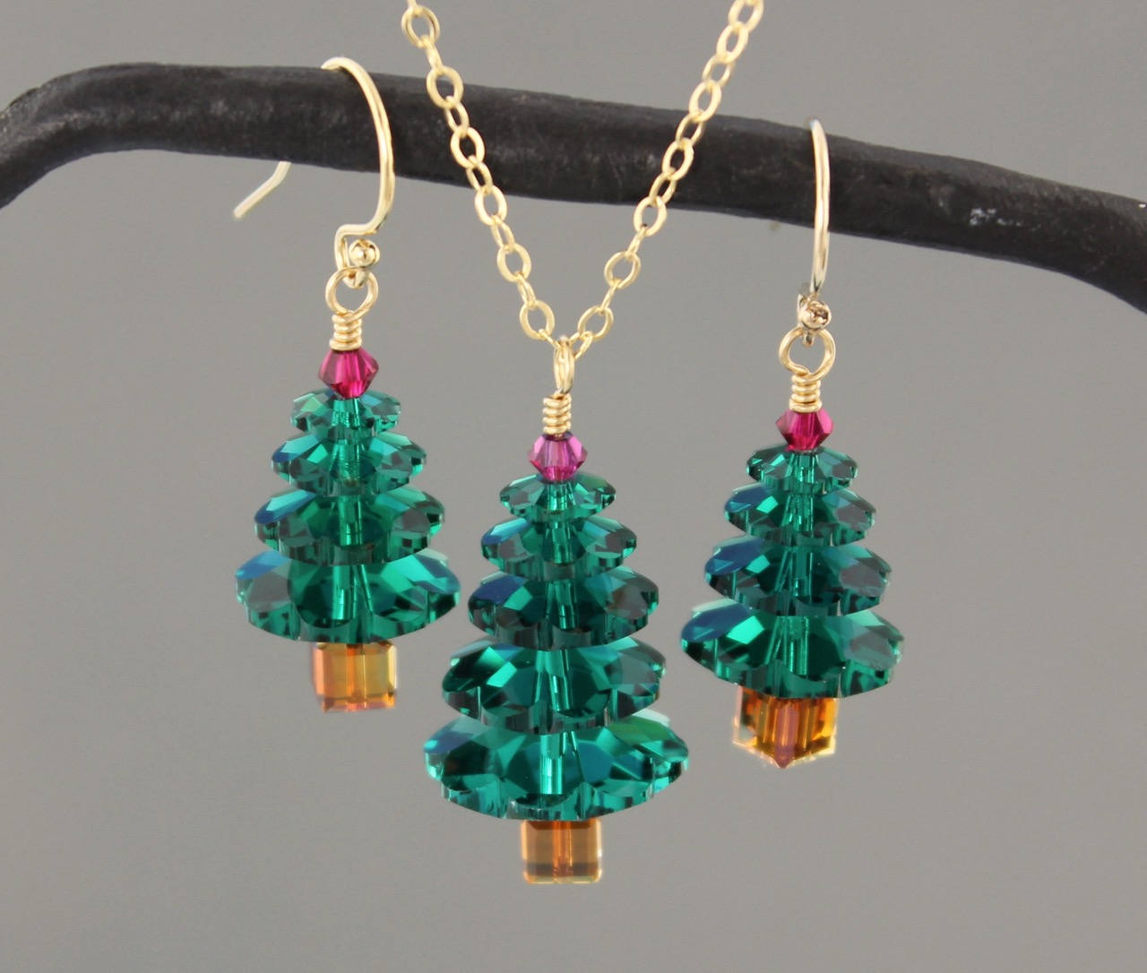 Smaragd & Rubin Weihnachtsbaum Kette Und Ohrringe Set - Grüne Rosa-Rote Swarovski Kristalle An 14K Gold Filled + Ohrhaken von WinterberryJewelry