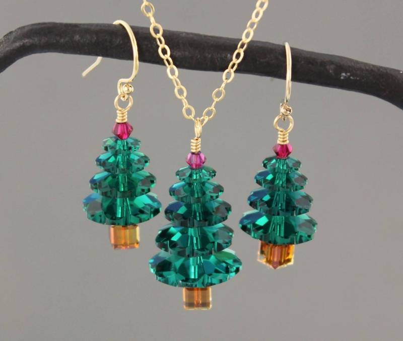 Smaragd & Rubin Weihnachtsbaum Kette Und Ohrringe Set - Grüne Rosa-Rote Swarovski Kristalle An 14K Gold Filled + Ohrhaken Smaragd & Rubin Weihnachtsbaum Kette Und Ohrringe Set - Grüne Rosa-Rote Swarovski Kristalle An 14K Gold Filled + Ohrhaken von WinterberryJewelry