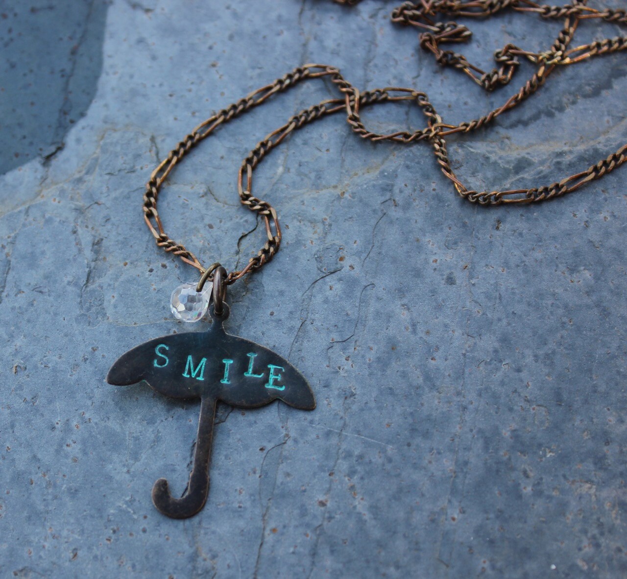 Smile Umbrella Halskette - Handgestempelter Regenschirm Anhänger, Zirkonia Regentropfen, Antikmessing Kette- Regentag Abenteuer von WinterberryJewelry