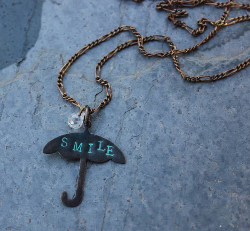 Smile Umbrella Halskette - Handgestempelter Regenschirm Anhänger, Zirkonia Regentropfen, Antikmessing Kette- Regentag Abenteuer Smile Umbrella Halskette - Handgestempelter Regenschirm Anhänger, Zirkonia Regentropfen, Antikmessing Kette- Regentag Abenteuer von WinterberryJewelry