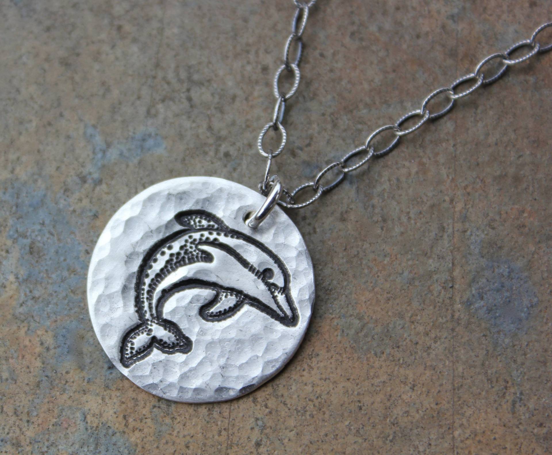 Springender Delfin Halskette - Handgemachter Gehämmerter Scheibenanhänger Aus Feinsilber An Einer Oxidierten Texturierten Sterlingsilberkette von WinterberryJewelry