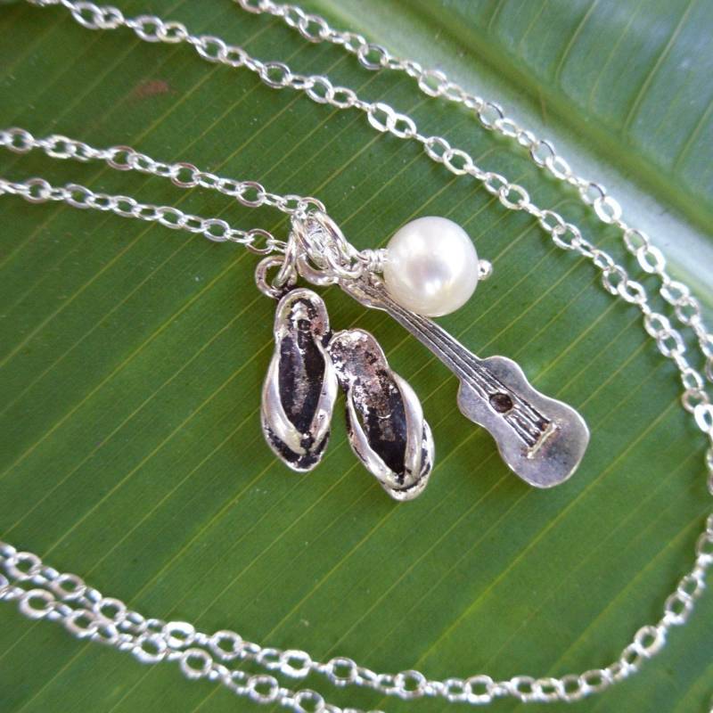 Strand Charme Halskette - Weiße Süßwasser Perle, Sterling Silber Gitarre & Flip Flop Sandalen Feiern Sie Den Sommer Strand Charme Halskette - Weiße Süßwasser Perle, Sterling Silber Gitarre & Flip Flop Sandalen Feiern Sie Den Sommer von WinterberryJewelry