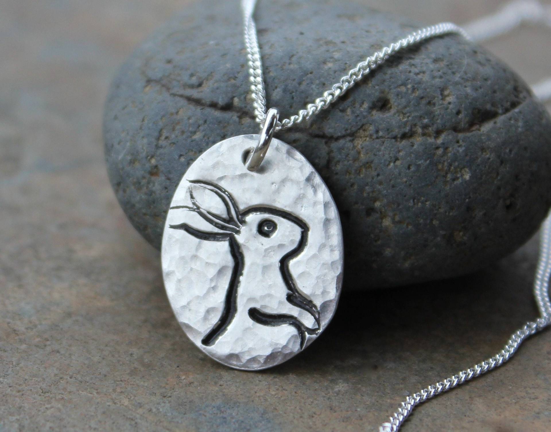 Süße Häschen Halskette - Handgemachter Ovaler Hasenanhänger Aus Silber Mit Silberanhänger An Einer Panzerkette Sterlingsilber Haustier, Natur, Tiere von WinterberryJewelry