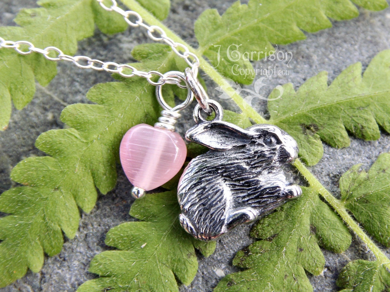 Süße Häschenkette - Sterling Silber Kaninchen-Charme Und Hellrosa Herz, Kette Geburtsstein Herz Oder Kristalle Auch Erhältlich von WinterberryJewelry