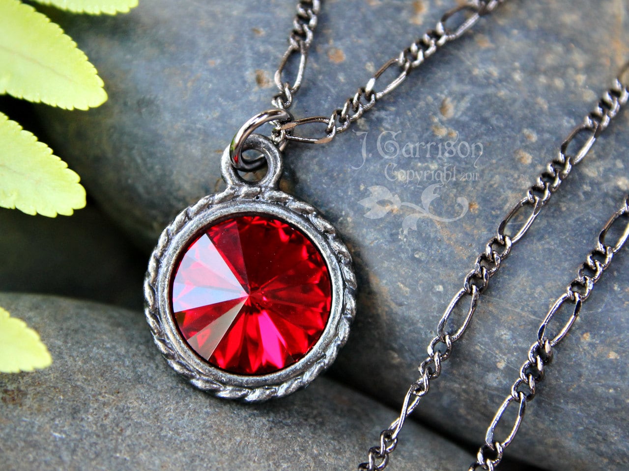 Swarovski Kristall Rivoli in Tiefem Rubinrot & Schwarze Halskette - Gothic Romanze von WinterberryJewelry