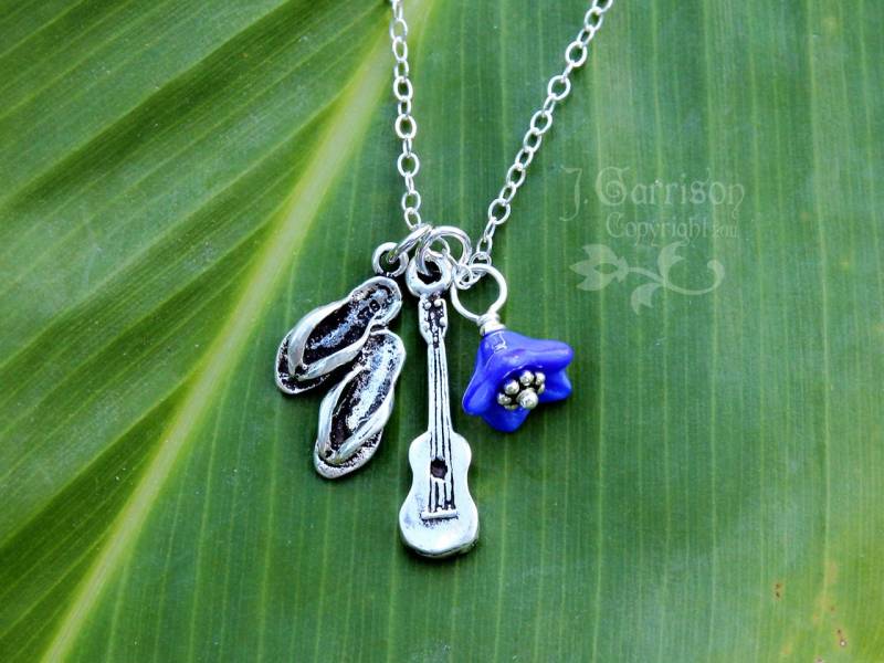 Tag Am Strand Halskette - Sterling Silber Sandalen, Ukulele, Blaue Glasblumen Perle An Einer Kette Entzückende Charme Gruppe Ozean Tag Am Strand Halskette - Sterling Silber Sandalen, Ukulele, Blaue Glasblumen Perle An Einer Kette Entzückende Charme Gruppe Ozean von WinterberryJewelry