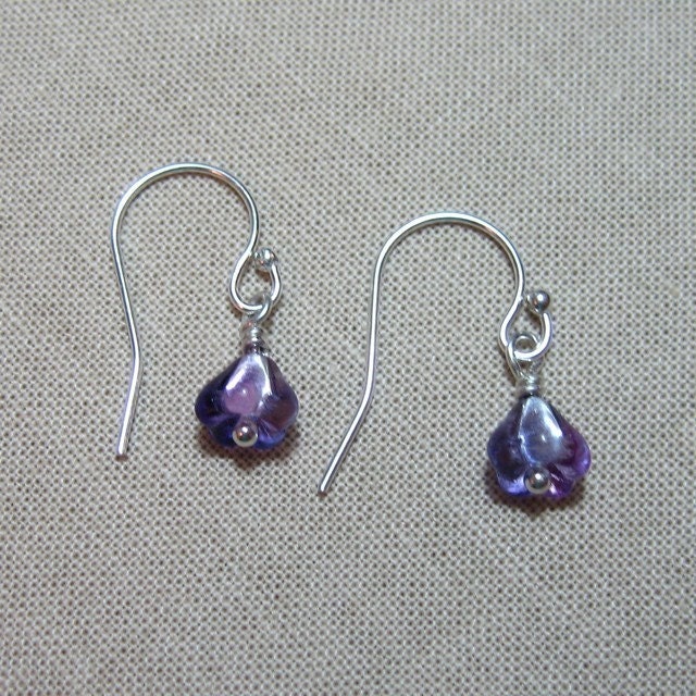 Teeny Tiny Veilchen Ohrringe - Zarte Lila Glasblüten An Sterling Silber Ohrhaken von WinterberryJewelry