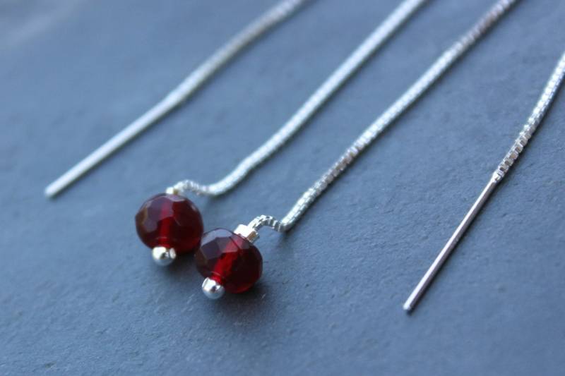 Tiefrote Granat Glas Ohrhänger - Schlichte Moderne Sterling Silber Kettenohrringe Auch in Schwarz Silber Tiefrote Granat Glas Ohrhänger - Schlichte Moderne Sterling Silber Kettenohrringe Auch in Schwarz Silber von WinterberryJewelry