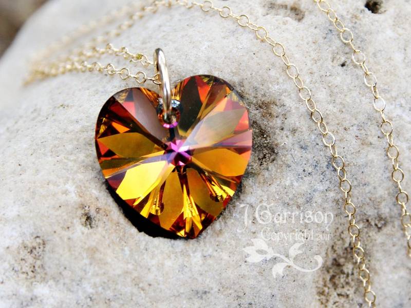 Topaz Volcano Herz Gold Halskette - Feuriger Gold, Rosa, Rot & Lila Farbwechsel Swarovski Kristall Anhänger, 14K Gold Filled Kette- November von WinterberryJewelry