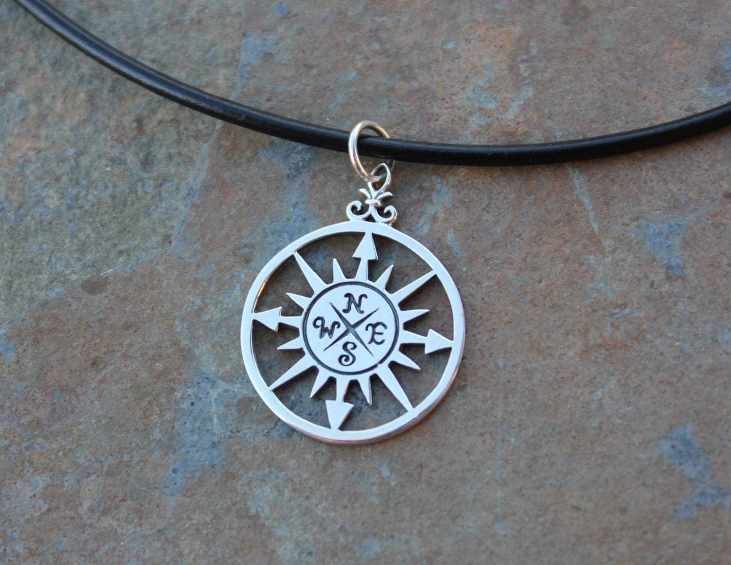 True North - Sterling Silber Kompass Auf Schwarzem Lederband Herren Oder Damen Follow Your Heart True North - Sterling Silber Kompass Auf Schwarzem Lederband Herren Oder Damen Follow Your Heart von WinterberryJewelry