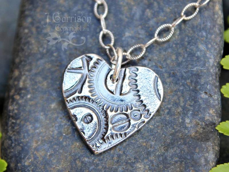Uhrwerk Herz Halskette - Handgemachte Feinsilber Charm, Oxidierte Strukturierte Sterling Silber Kette Steampunk Uhr Zahnräder Uhrwerk Herz Halskette - Handgemachte Feinsilber Charm, Oxidierte Strukturierte Sterling Silber Kette Steampunk Uhr Zahnräder von WinterberryJewelry