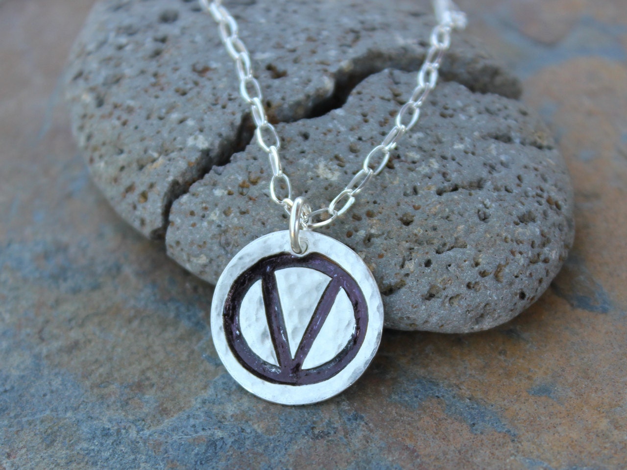 Vegan Symbol Halskette- Gehämmerter Strukturierter Feinsilber Anhänger An Sterling Kette - V Kreis Männer Und Frauen Unisex Vegan Symbol Halskette- Gehämmerter Strukturierter Feinsilber Anhänger An Sterling Kette - V Kreis Männer Und Frauen Unisex von WinterberryJewelry