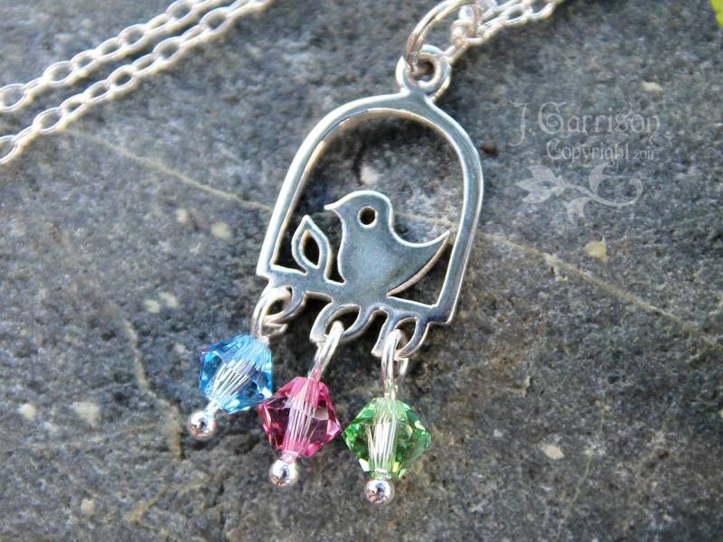 Vogel Halskette - Süßer Aus Sterling Silber & Drei Swarovski Kristall Geburtsstein Anhängerchen Sie Wählen Farben Mutter Der Familie Vogel Halskette - Süßer Aus Sterling Silber & Drei Swarovski Kristall Geburtsstein Anhängerchen Sie Wählen Farben Mutter Der Familie von WinterberryJewelry