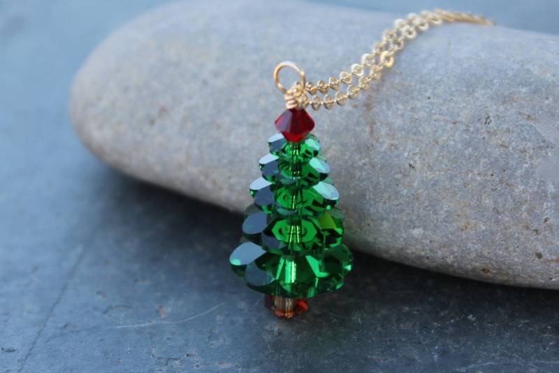 Waldgrüne Kette Weihnachtsbaum 14K Gold Filled - Dunkles Moosgrün & Siam Rubinrote Swarovski Kristalle von WinterberryJewelry