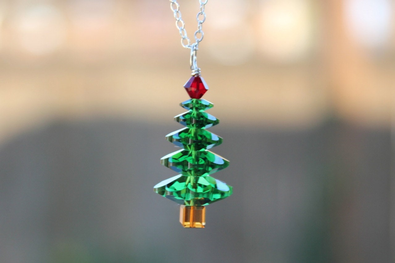 Waldgrüne Weihnachtsbaum-Halskette - Dunkles Moosgrün Und Siam Rote Swarovski Kristalle, Sterling Silber Kette von WinterberryJewelry
