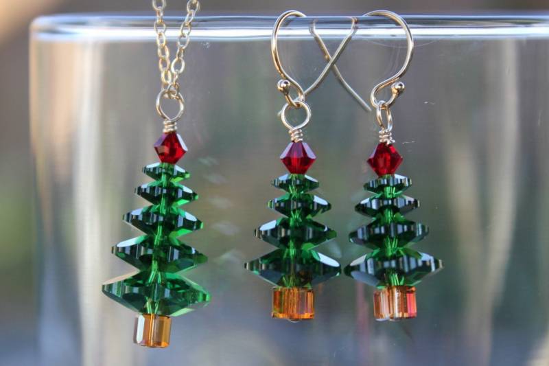 Waldgrünes Set Weihnachtsbaum Kette Und Ohrringe -Dark Mossgrün & Siam Rot Swarovski Kristallen, 14K Gold Filled Waldgrünes Set Weihnachtsbaum Kette Und Ohrringe -Dark Mossgrün & Siam Rot Swarovski Kristallen, 14K Gold Filled von WinterberryJewelry