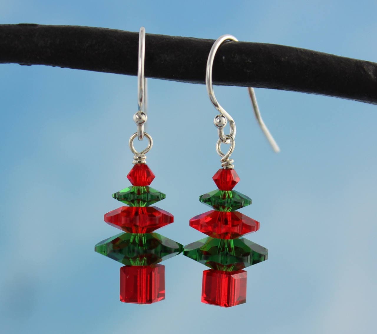 Weihnachtsbaum Ohrringe in Farn Grün Und Kirschrot - Sterling Silber Ohrhaken Mit Swarovski Kristallen Festlicher Feiertags Schmuck von WinterberryJewelry