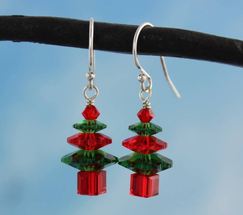 Weihnachtsbaum Ohrringe in Farn Grün Und Kirschrot - Sterling Silber Ohrhaken Mit Swarovski Kristallen Festlicher Feiertags Schmuck Weihnachtsbaum Ohrringe in Farn Grün Und Kirschrot - Sterling Silber Ohrhaken Mit Swarovski Kristallen Festlicher Feiertags Schmuck von WinterberryJewelry