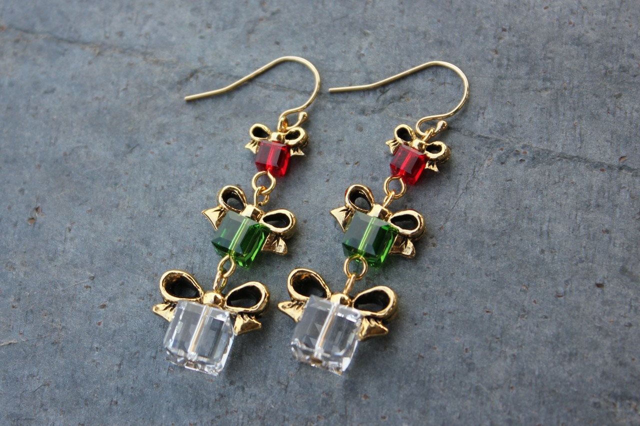 Weihnachtsgeschenk Ohrringe in Farn Grün, Kirschrot Und Kristall - 14K Gold Filled Mit Swarovski Kristallen von WinterberryJewelry