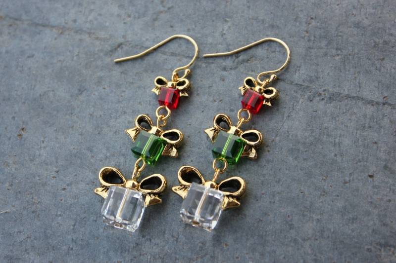 Weihnachtsgeschenk Ohrringe in Farn Grün, Kirschrot Und Kristall - 14K Gold Filled Mit Swarovski Kristallen Weihnachtsgeschenk Ohrringe in Farn Grün, Kirschrot Und Kristall - 14K Gold Filled Mit Swarovski Kristallen von WinterberryJewelry