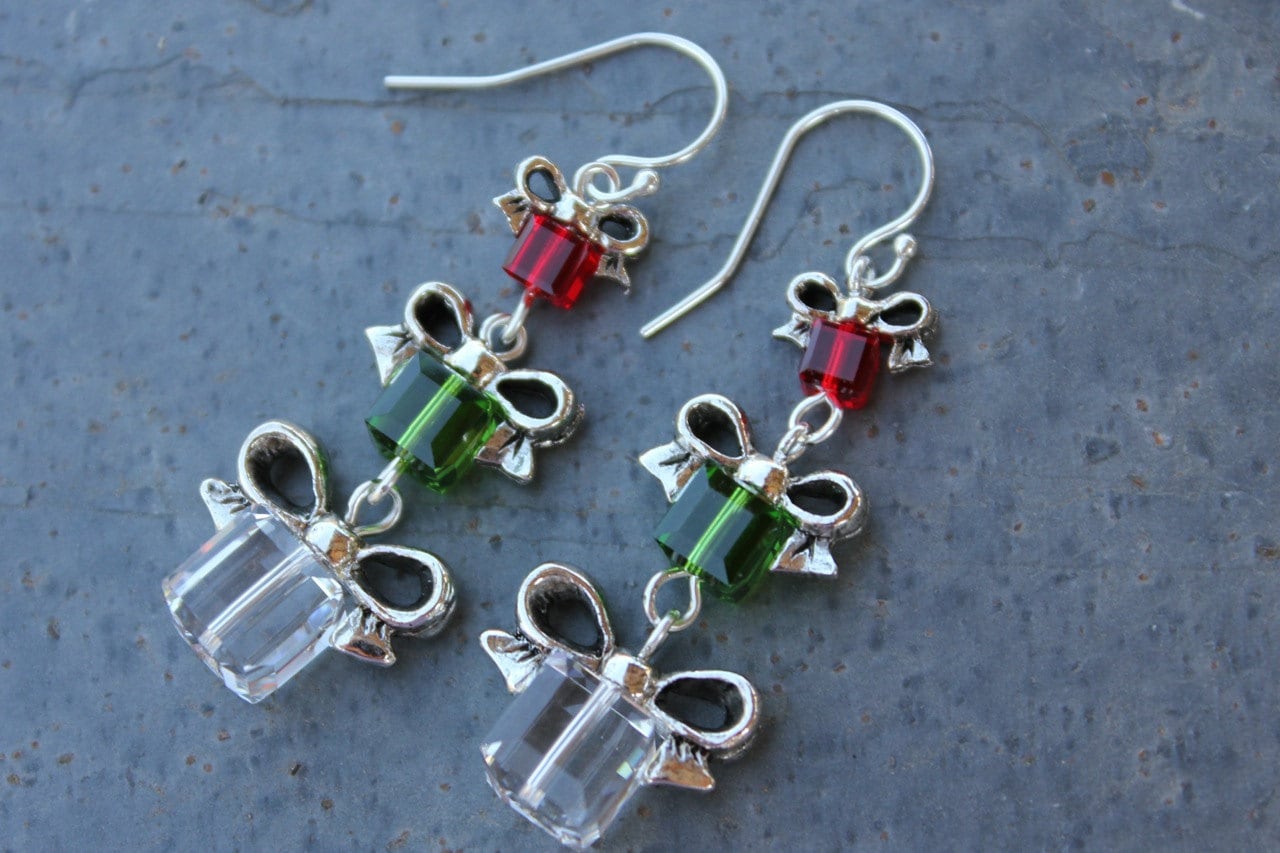 Weihnachtsgeschenk Ohrringe in Farn Grün, Kirschrot Und Kristall - Sterling Silber Mit Swarovski Kristallen von WinterberryJewelry