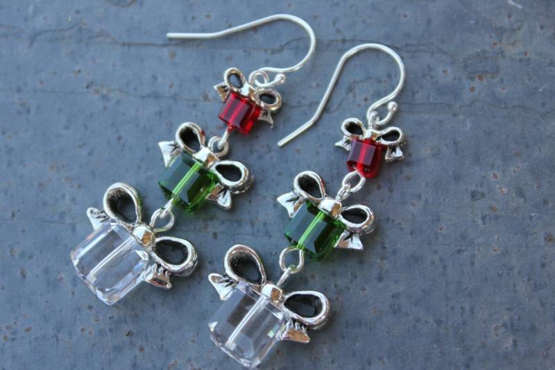 Weihnachtsgeschenk Ohrringe in Farn Grün, Kirschrot Und Kristall - Sterling Silber Mit Swarovski Kristallen Weihnachtsgeschenk Ohrringe in Farn Grün, Kirschrot Und Kristall - Sterling Silber Mit Swarovski Kristallen von WinterberryJewelry