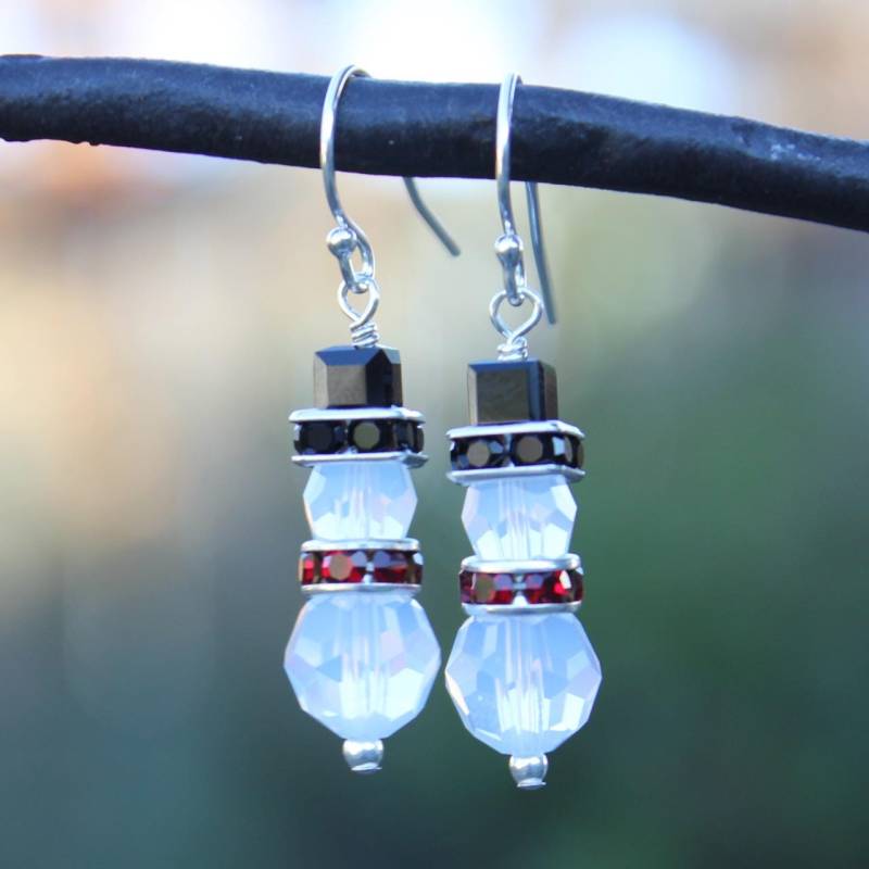 Weiße Schneemann Ohrringe - Swarovski Crystal Opal Schneemänner Mit Schwarzen Hüten Und Roten Schals An Sterlingsilber Ohrhaken Weiße Schneemann Ohrringe - Swarovski Crystal Opal Schneemänner Mit Schwarzen Hüten Und Roten Schals An Sterlingsilber Ohrhaken von WinterberryJewelry