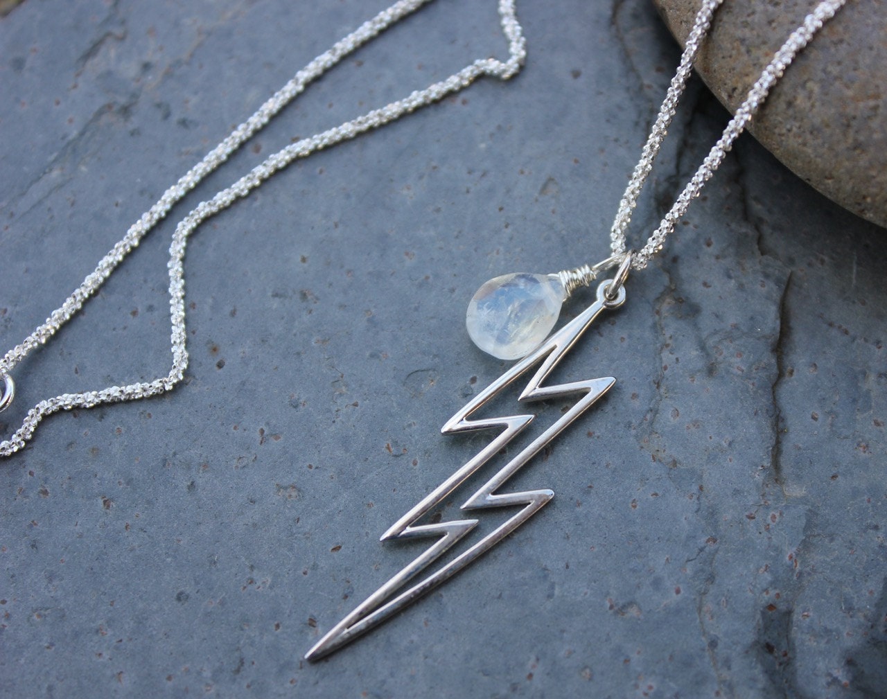 Weißer Blitz Sterling Silber Halskette Anhänger, Mondstein Edelstein Regentropfen, Seil-Kette von WinterberryJewelry