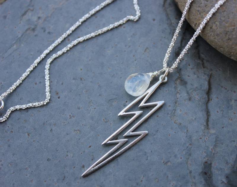 Weißer Blitz Sterling Silber Halskette Anhänger, Mondstein Edelstein Regentropfen, Seil-Kette Weißer Blitz Sterling Silber Halskette Anhänger, Mondstein Edelstein Regentropfen, Seil-Kette von WinterberryJewelry