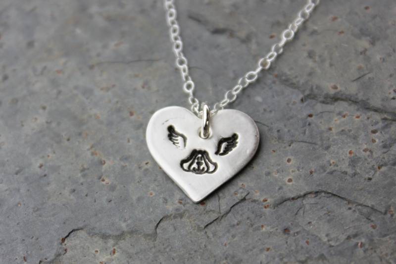 Welpen Engel Halskette - Handgemachter Kleiner Feinsilber Herzanhänger Mit Hundekopf Und Engelsflügeln Sterling Silber Kette Welpen Engel Halskette - Handgemachter Kleiner Feinsilber Herzanhänger Mit Hundekopf Und Engelsflügeln Sterling Silber Kette von WinterberryJewelry