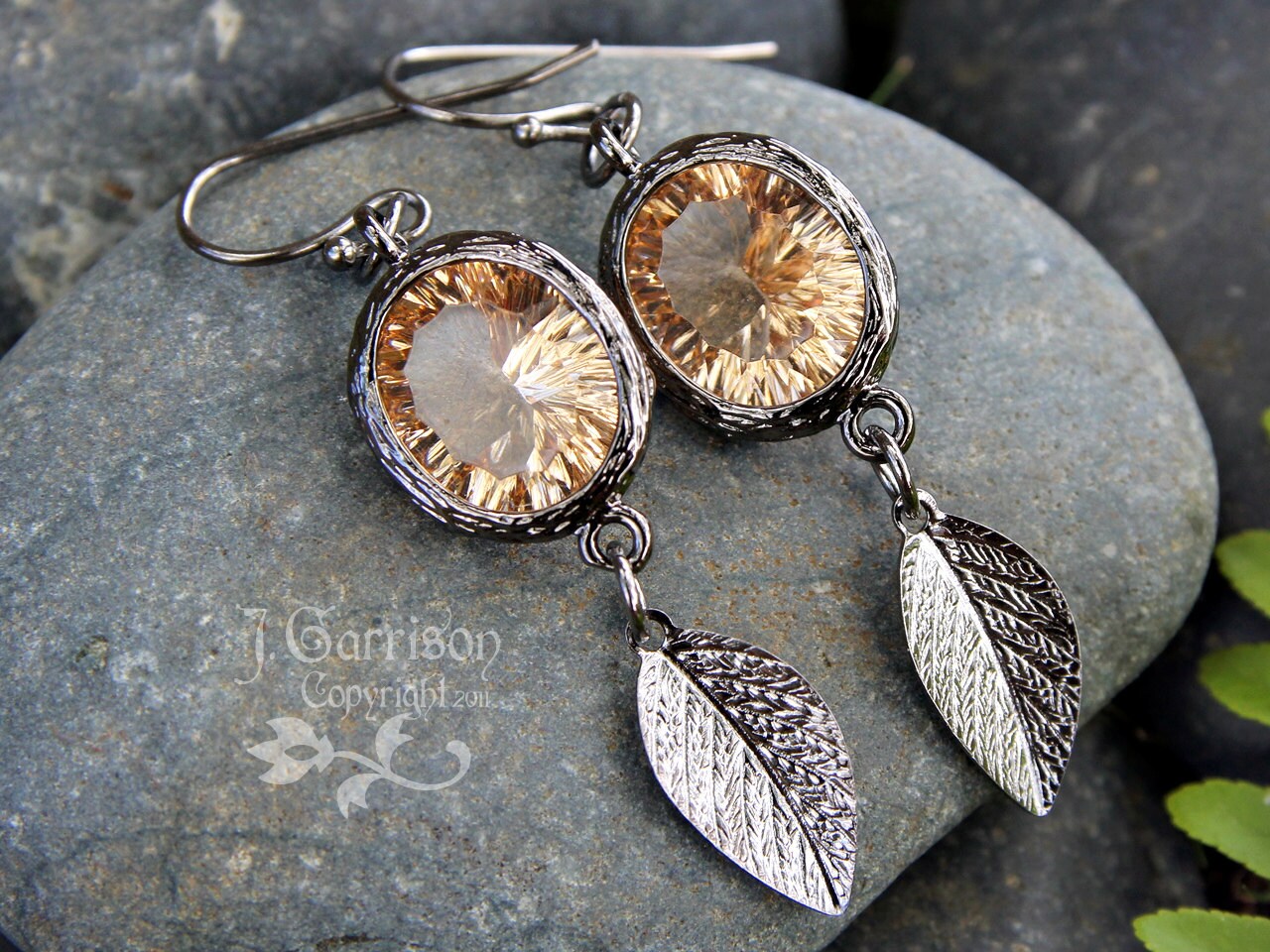 Whisky & Black Leaves Ohrringe - Gunmetal Blatt Charms, Pfirsichglas in Einfassung Messing Oder Hypoallergene Haken von WinterberryJewelry