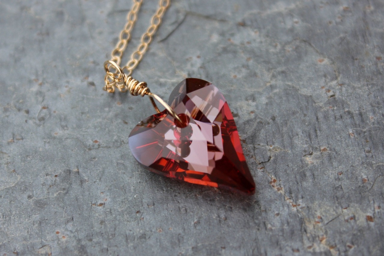 Wild Heart Goldkette - Feuriger Roter Swarovski Kristall Crystal Red Magma An 14K Gold Filled Kette von WinterberryJewelry