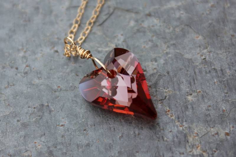 Wild Heart Goldkette - Feuriger Roter Swarovski Kristall Crystal Red Magma An 14K Gold Filled Kette Wild Heart Goldkette - Feuriger Roter Swarovski Kristall Crystal Red Magma An 14K Gold Filled Kette von WinterberryJewelry