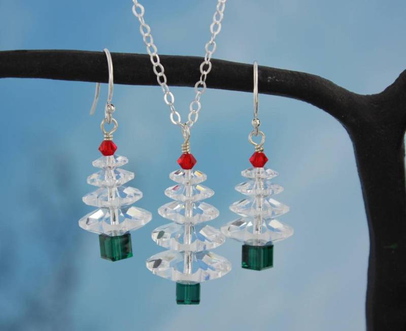 Winter Weißer Weihnachtsbaum Sterling Silber Halskette & Ohrring Schmuck-Set - Klar, Grün, Rot Swarovski Kristalle Feiertage Winter Weißer Weihnachtsbaum Sterling Silber Halskette & Ohrring Schmuck-Set - Klar, Grün, Rot Swarovski Kristalle Feiertage von WinterberryJewelry