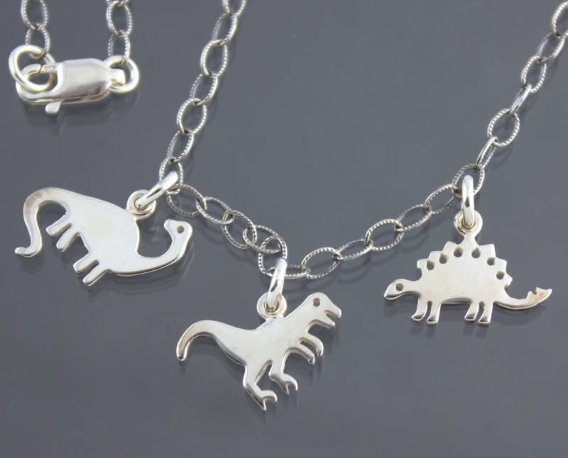 Winzige Dinosaurier Sterling Silber Halskette - Petite Brontosaurus, T-Rex Und Stegosaurus Anhänger, Texturierte Oxidierte Kette Winzige Dinosaurier Sterling Silber Halskette - Petite Brontosaurus, T-Rex Und Stegosaurus Anhänger, Texturierte Oxidierte Kette von WinterberryJewelry