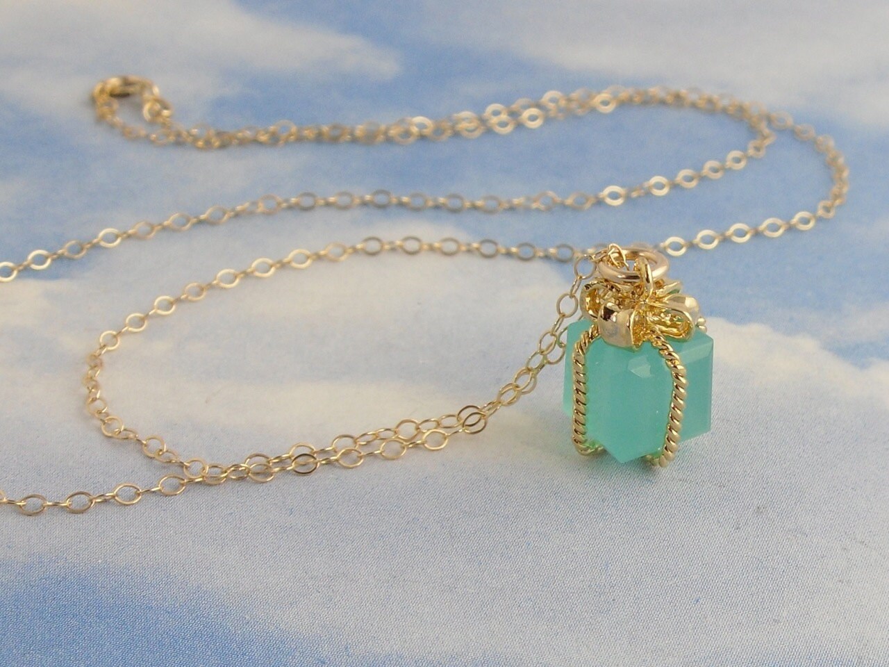 Winzige Geschenk Halskette - Aqua Blau Box Anhänger An 14K Gold Filled Kette von WinterberryJewelry