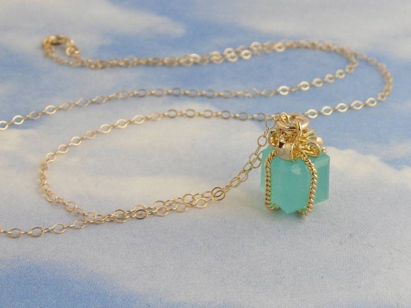 Winzige Geschenk Halskette - Aqua Blau Box Anhänger An 14K Gold Filled Kette Winzige Geschenk Halskette - Aqua Blau Box Anhänger An 14K Gold Filled Kette von WinterberryJewelry