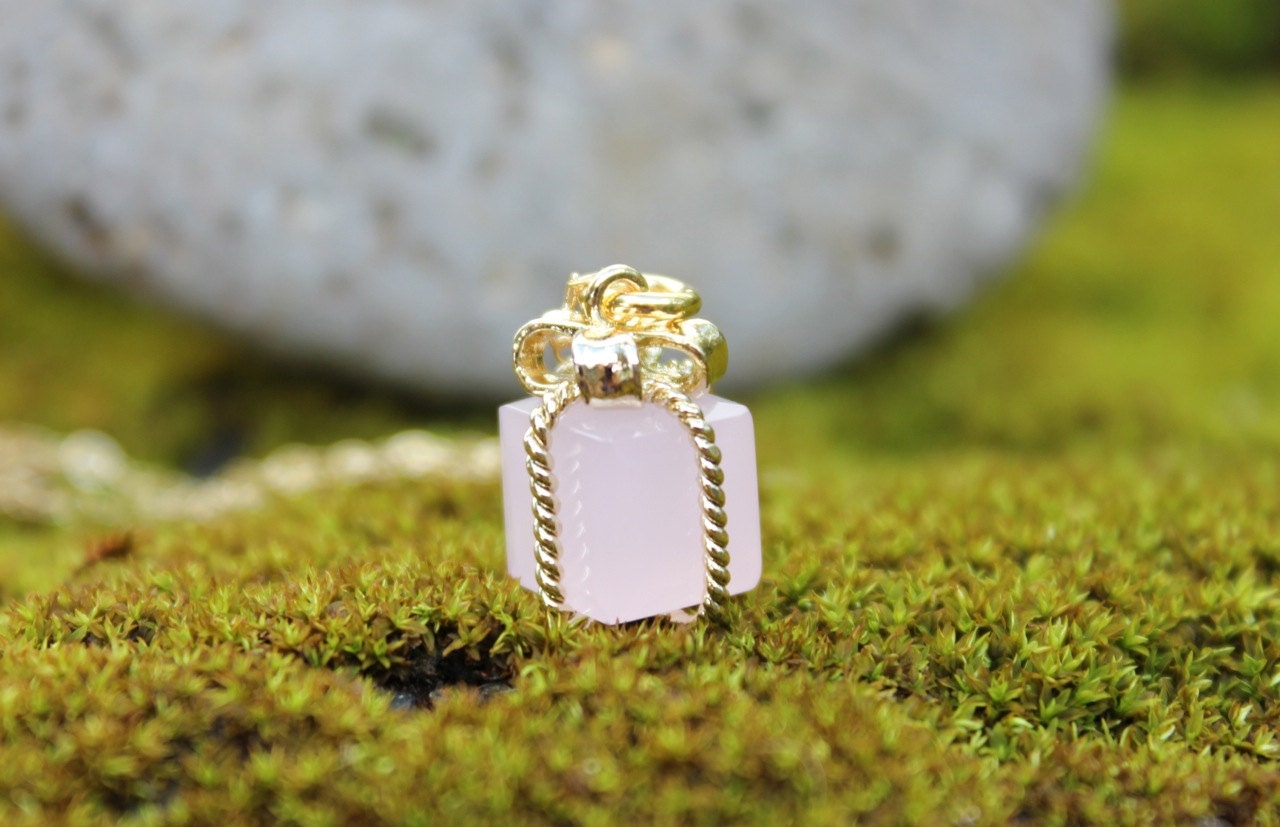 Winziger Rosa Geschenkanhänger - Rosenwasser-Opalanhänger An 14K Vergoldeter Kette von WinterberryJewelry