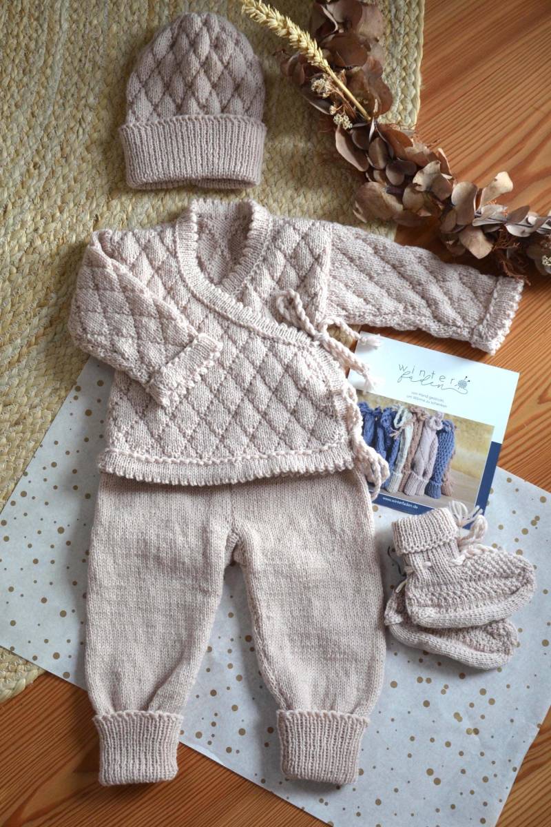 Babyset // Home Coming Outfit Aus Feiner Merinowolle Im Muster Pilo von Winterfaden