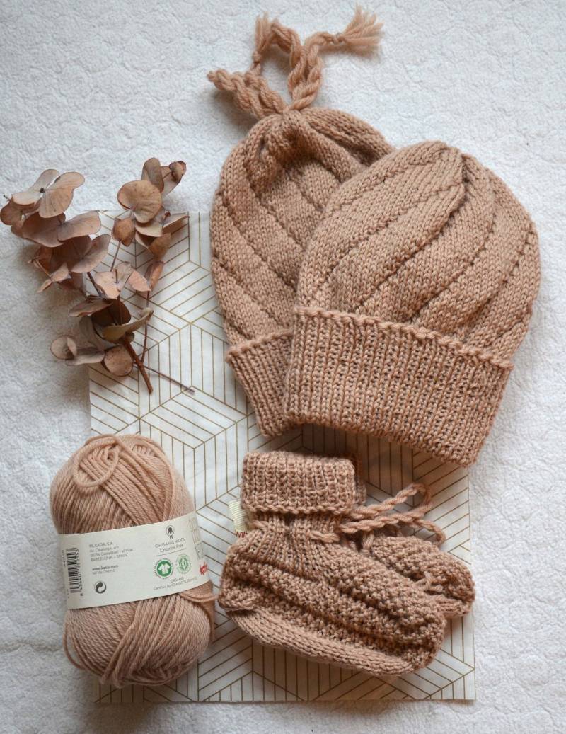 Günstiger Im Set Weiche Babymütze Viiva Und Schuhe, Handgestrickt Aus 100% Feiner Bio-Schurwolle von Winterfaden