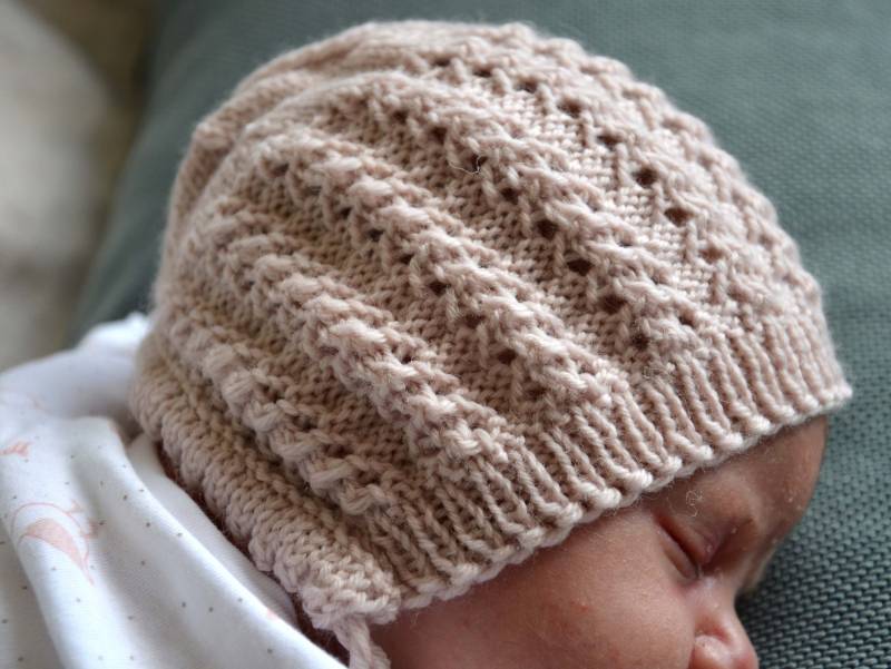 Set Haube Mit Lochmuster Sol Und Babyschuhe, Handgestrickt Aus 100% Feiner Bio-Schurwolle von Winterfaden