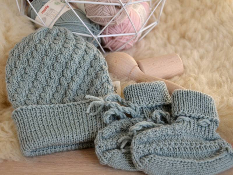 Set Weiche Babymütze Looppi Und Babyschuhe, Handgestrickt Aus 100% Feiner Bio-Schurwolle von Winterfaden