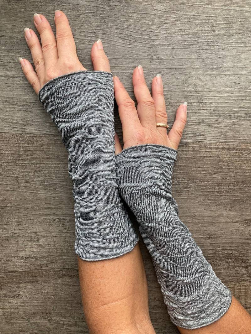 Elegante Handstulpen, Pulswärmer Aus Viskose-Cloque Mit Rosenmustern, Stulpen Arm Elegante Handstulpen, Pulswärmer Aus Viskose-Cloque Mit Rosenmustern, Stulpen Arm von WinterflowerShop