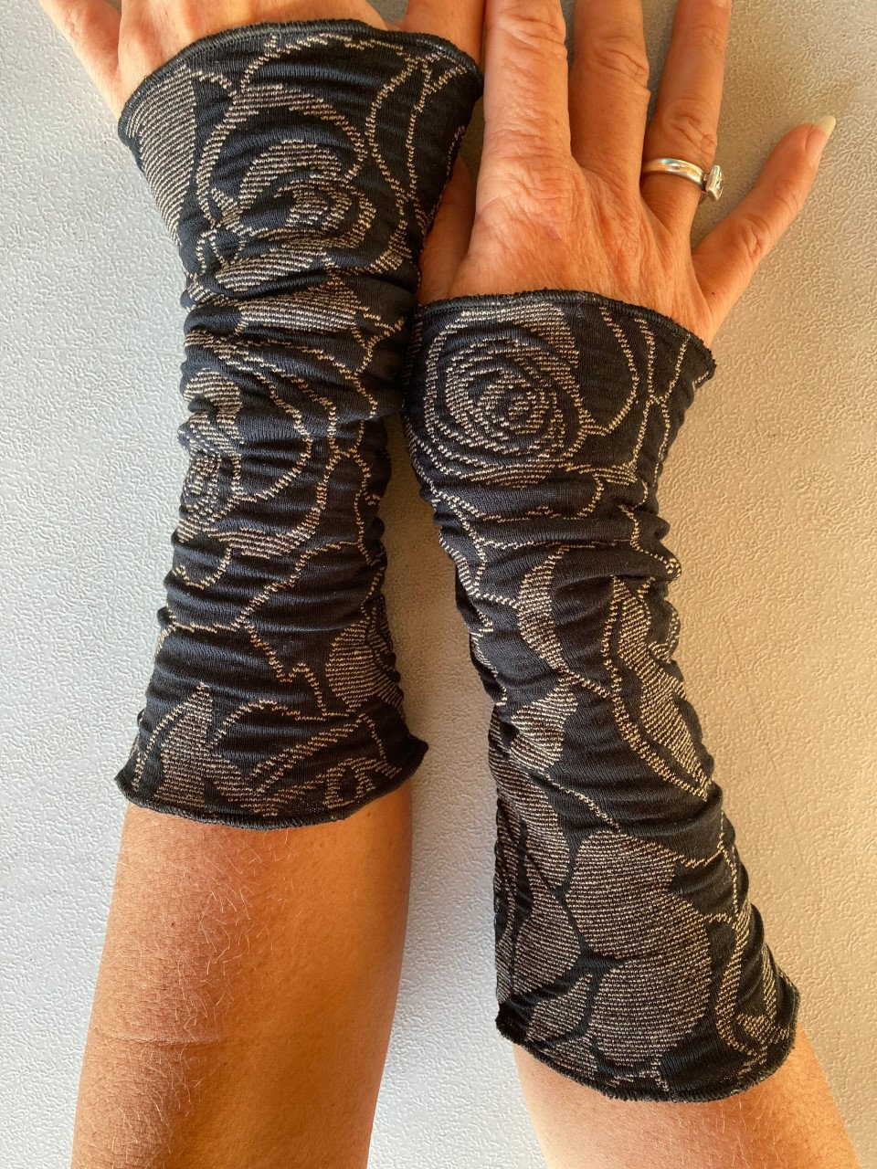Elegante Handstulpen, Pulswärmer Aus Viskose-Cloque Mit Rosenmustern Elegante Handstulpen, Pulswärmer Aus Viskose-Cloque Mit Rosenmustern von WinterflowerShop